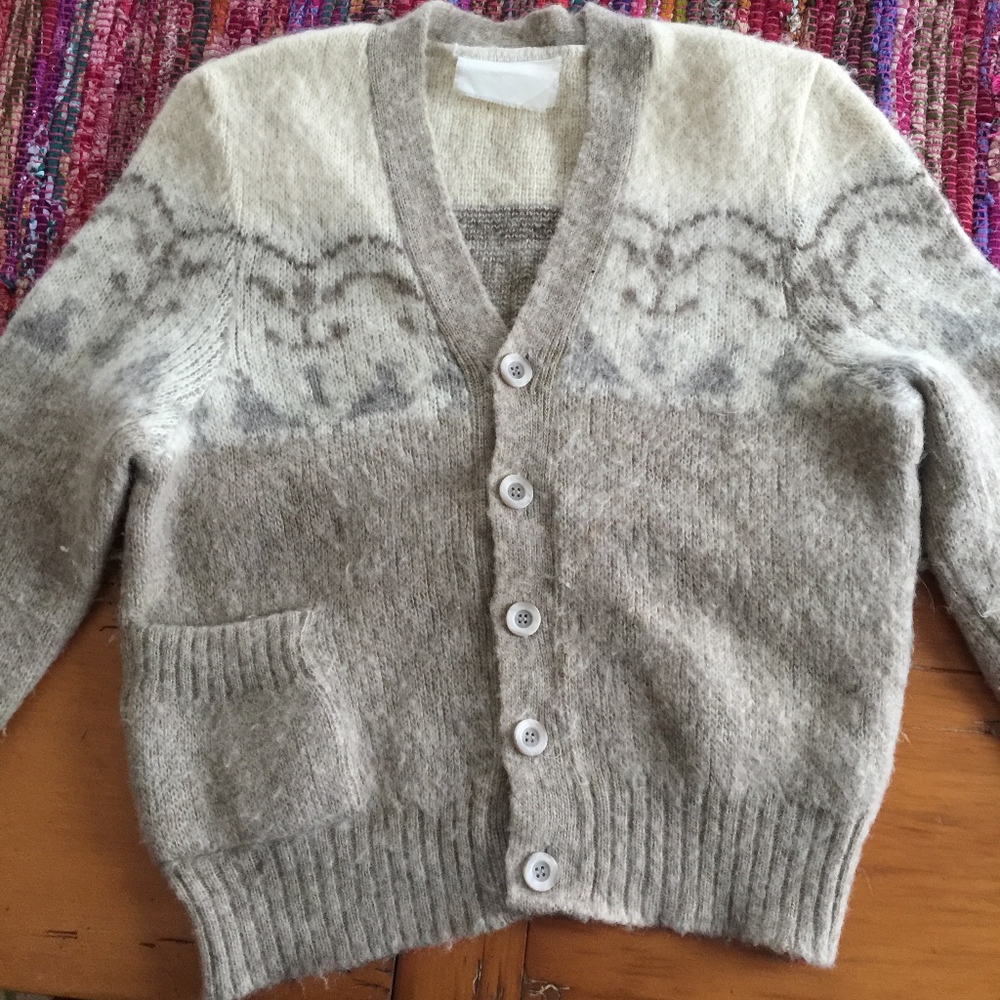 Vintage Icelandic wool V-neck card. pocket sweater